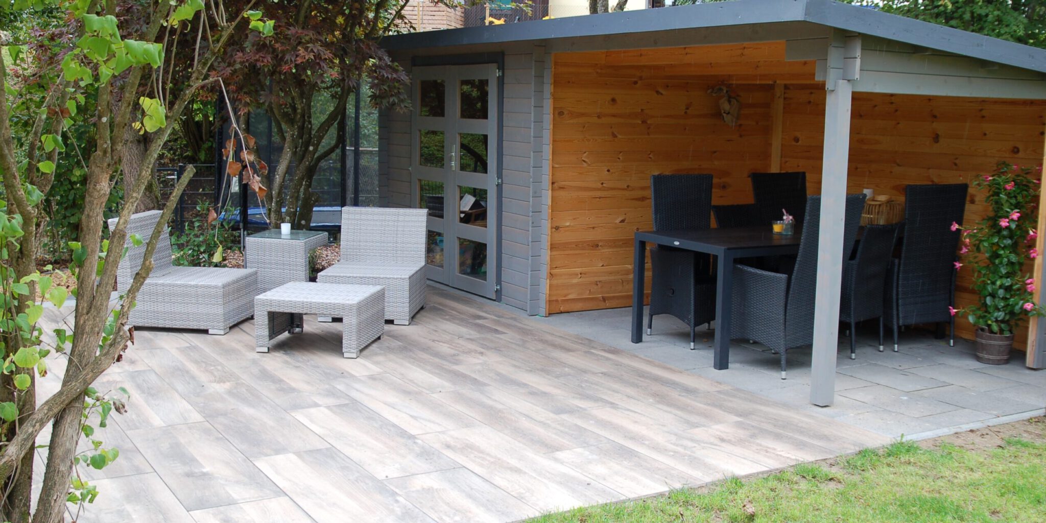 Gartentenlounge im modischen Stil