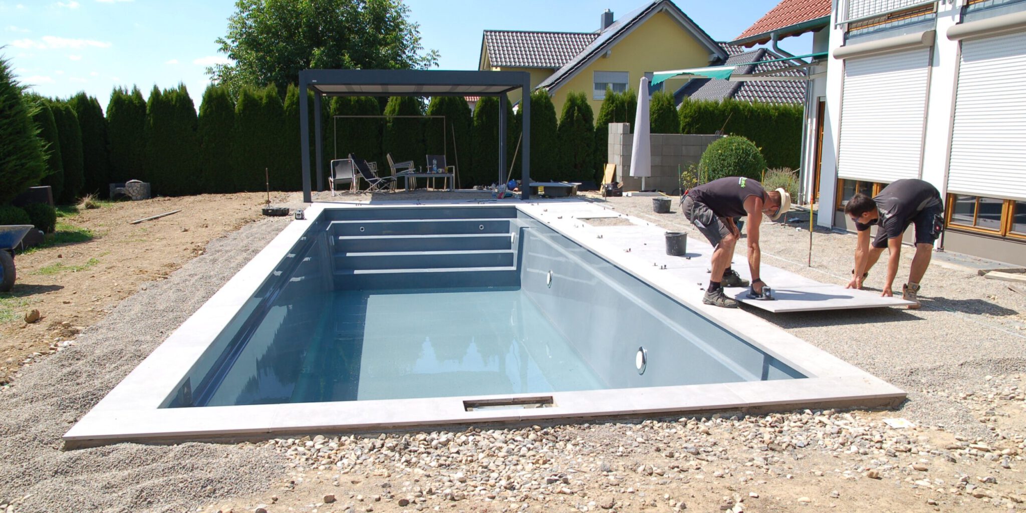 Verlegung einer großflächigen Poolterasse mit hochwertigen 120x120 cm großen Feinsteinzeugplatten