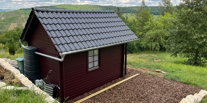 Gartenhaus mit Mauer